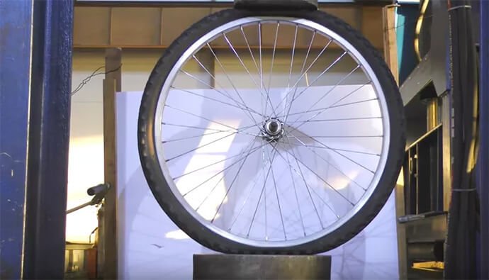 Uma roda de bicicleta em uma prensa de 500 toneladas – O que acontece? roda-de-bicielta-prensa-hidraulica-500-toneladas