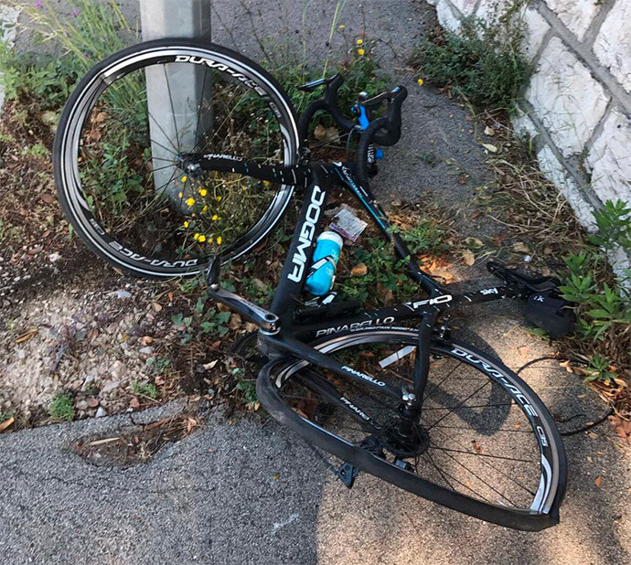 Froome é empurrado para fora da estrada por motorista froome-jogado-para-fora-asfalto