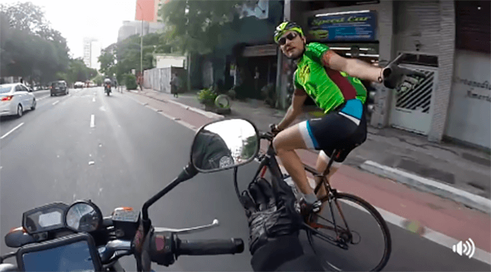 Trânsito // A discussão quase ferveu, mas os dois colocaram o bom senso na frente treta-motoboy-ciclista
