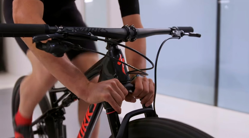 Pedalar segurando na suspensão rende mais e vale a pena? Pedalar segurando na suspensão